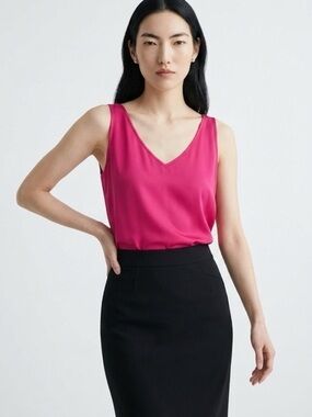 St. John Fuchsia V-Neck Sleeveless Top Silk Blend size Medium